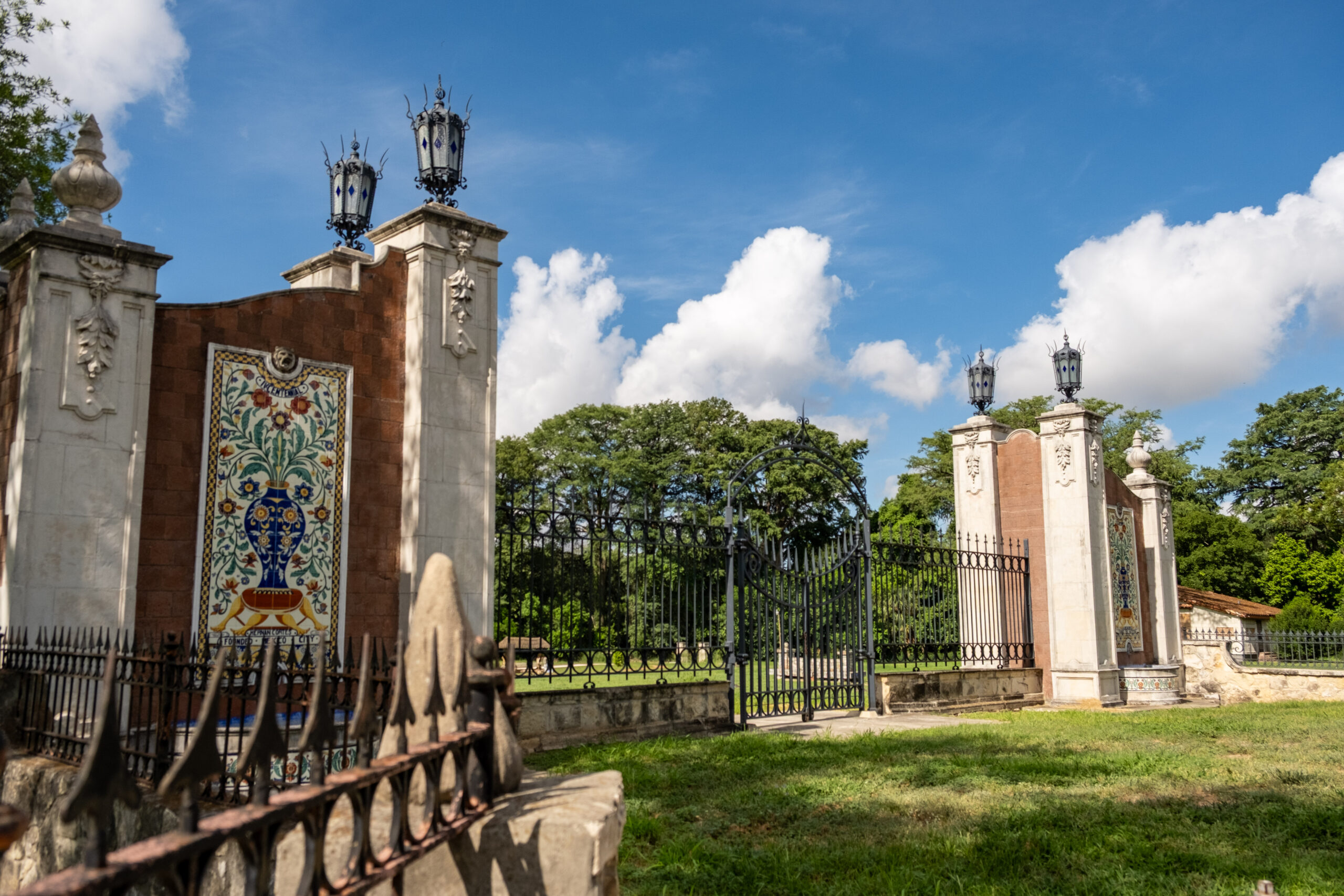 miraflores-entry-gate-5807